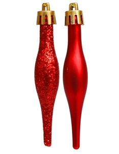Détail de suspensions de Noël rouges en forme de goutte, finitions pailletée et mate