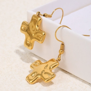 Boucles d'oreilles modernes en acier inoxydable doré 18K avec croix martelée de style rétro