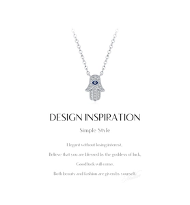 Détail du collier main de Fatma en argent S925 avec œil bleu et cristaux brillants