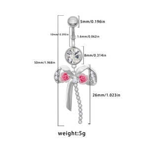 Détails d'un piercing de nombril avec rose rose, papillon et dimensions de la chaîne