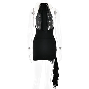 Detail eines schwarzen Neckholder-Kleides mit eleganter Schleife und Raffungen seitlich