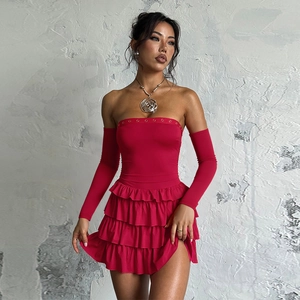 Rotes schulterfreies Minikleid mit gestuftem Rüschensaum und separaten Ärmeln
