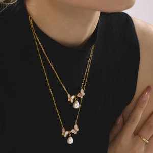 Collier double couche doré élégant avec papillon en nacre et pendentif en perle fine