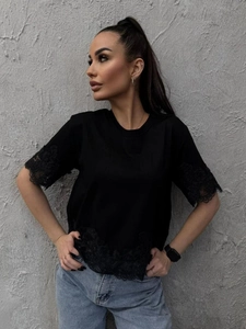 Camiseta negra holgada de manga corta con elegantes detalles de encaje para mujer