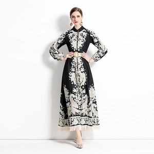 Robe longue élégante à imprimé baroque avec glands et ceinture en noir et or à manches longues