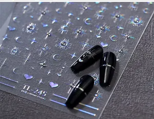 Détail macro de stickers à ongles holographiques laser étoile et lune sur base sombre, TL-245