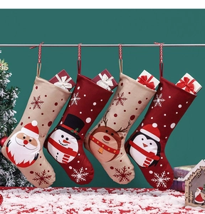 Detailansicht von vier Plüsch-Nikolausstiefeln mit Weihnachtsmann, Schneemann, Rentier und Pinguin