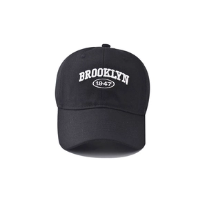 Détail de la broderie blanche Brooklyn 1947 sur une casquette en coton noir de face