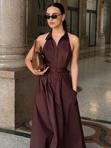 Robe longue dos nu marron élégante avec col chemise, ceinture et poches latérales