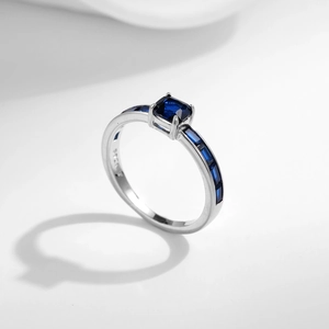 Britischer Vintage S925 Silberring mit quadratischem blauem Saphir und Seitensteinen