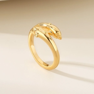 Vue détaillée de la bague dauphin en or 18 carats poli avec finition miroir et design croisé