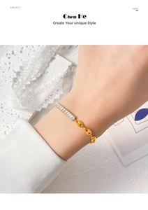 Gros plan d'un bracelet doré en acier inoxydable avec zircones et maillons mufle