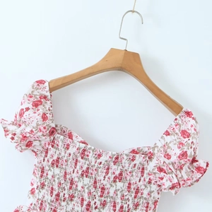 Detail eines Kleids mit Blumenmuster, geraffter Brustpartie und Rüschen am Ausschnitt