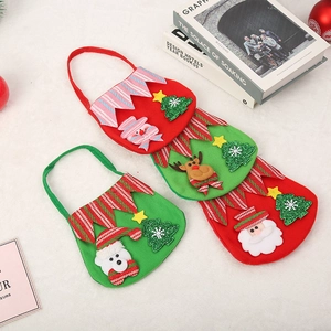 Gros plan de sacs cadeaux de Noël en feutre colorés avec personnages et arbres mignons