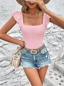 Detail eines rosa Spitzen-Tops mit Rüschenärmeln und blauen Denim-Shorts
