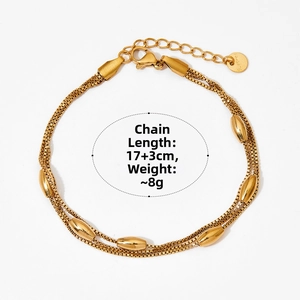 Détail du bracelet double couche en acier doré avec maillons carrés et perles