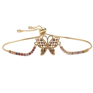 Verstellbares goldenes Kupferarmband mit bunten Zirkonia-Schmetterlingsanhängern
