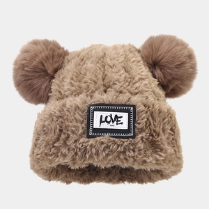 Bonnet en tricot marron avec deux pompons géants et patch Love pour l'hiver froid