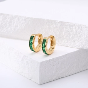 Vue détaillée des créoles en argent S925 avec zircons verts carrés de style élégant