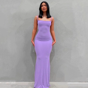 Primer plano detallado de un vestido largo morado ajustado en tejido elástico de canalé