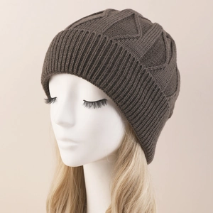 Detalle de la textura de punto del gorro marrón café con patrón de ondas de invierno