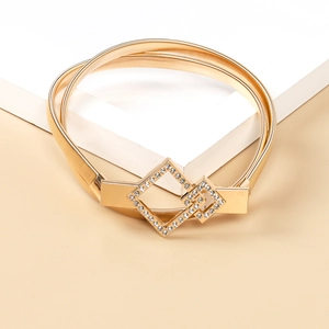 Detailansicht eines goldenen elastischen Metallgürtels mit Strass-Doppelraute