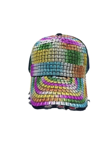 Dettaglio degli strass quadrati arcobaleno e del bordo sfrangiato del berretto da baseball