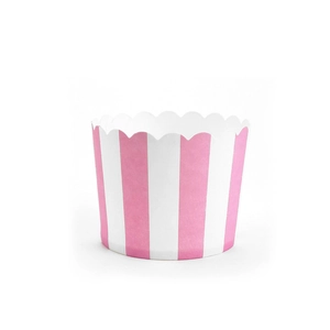 Détail d'un moule à muffins à rayures roses et blanches avec bords festonnés élégants