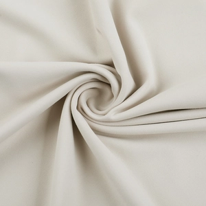 Detailaufnahme des beige Stoffes mit feiner Struktur und elegantem Faltenwurf