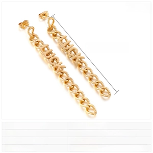 Dettaglio orecchini a catena dorati Luck con dimensioni e texture in acciaio inossidabile