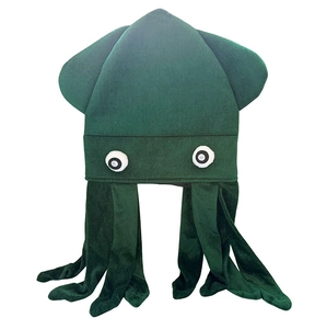 Detailopname van een groene pluchen octopusmuts met tentakels en grote ogen