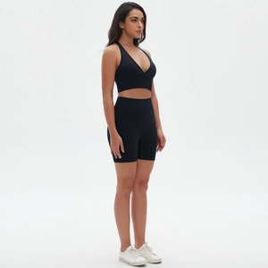 Dettaglio completo del set sportivo nero senza cuciture con scollo a V e vita alta