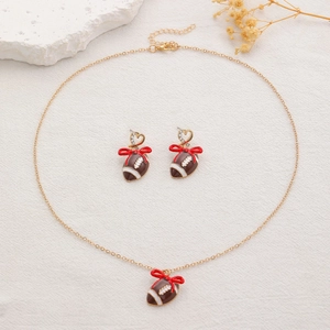 Details zum Rugby-Schmuckset mit roten Schleifen und goldenen Halsketten