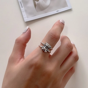Minimalist 925 sterling silver bear ring with a vintage oxidized finish on model