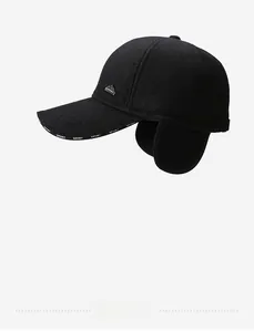 Dettaglio del cappello invernale con paraorecchie e scritta SPORT sulla visiera