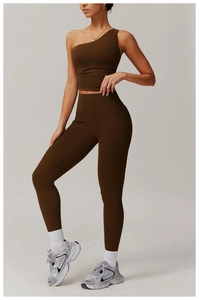 Détail d'un ensemble de yoga marron foncé avec haut à une épaule et legging taille haute