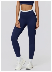 Makro-Detail der dunkelblauen Yoga-Leggings mit weißem Innenbund und hoher Taille