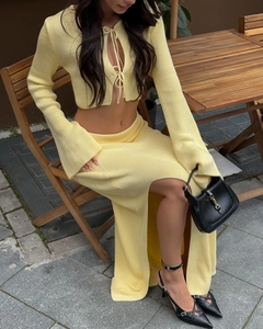 Détail de la maille côtelée jaune crème et fente latérale sur la jupe longue ajustée