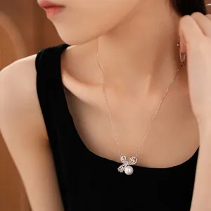 Collier avec pendentif perle et nœud en argent serti de zircons porté par un mannequin