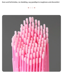 Vista macro di 100 tamponi per ciglia rosa con punte in microfibra per pulizia di precisione