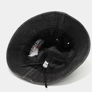 Dettaglio dell'interno del cappello a secchiello in cotone con fascia e cordino regolabile