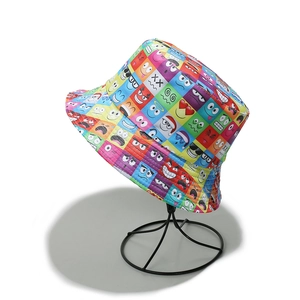 Détail macro du chapeau bob à carreaux multicolores avec imprimé emoji cartoon