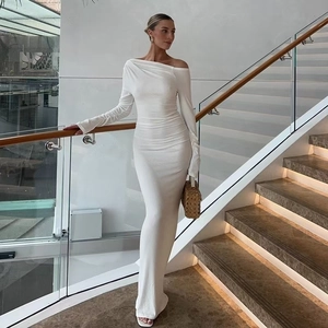 Robe longue moulante blanche à manches longues avec détail de décolleté drapé asymétrique