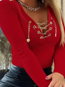 Elegante maglia rossa a maniche lunghe con scollo a V, catena d'oro e cuore