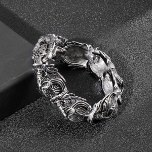 Gros plan détaillé montrant les gravures de crâne sur le bracelet punk en acier vintage