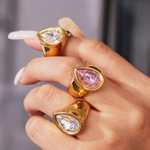 Bague moderne en acier inoxydable plaqué or 18K avec zircons poire blancs et roses