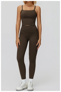 Dettaglio dei leggings yoga marrone scuro a vita alta e del top sportivo in tessuto opaco
