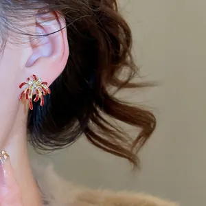 Boucles d'oreilles feux d'artifice rouges et dorés avec cristaux portées