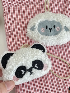 Ciondoli in peluche panda e agnello in pile bianco con ricamo per borse e zaini