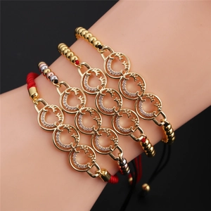 Vierteiliges vergoldetes Armband-Set mit bunten Webseilen und Perlenanhängern
